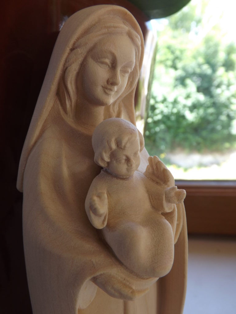 statue en bois brut de la vierge à l'enfant